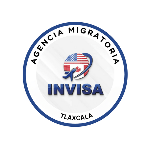Logotipo de Agencia Migratoria INVISA Tlaxcala. El logotipo presenta un círculo con el nombre de la agencia alrededor del borde. En su interior hay un emblema con las banderas de Estados Unidos y Canadá, y un ícono de avión que representa visas y procesos migratorios. La palabra "INVISA" aparece destacada en azul debajo del emblema.